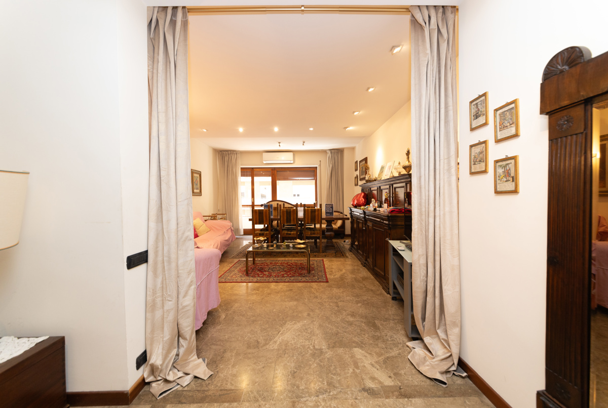 Historic Rome Apartment: 3 Bedrooms, Jacuzzi