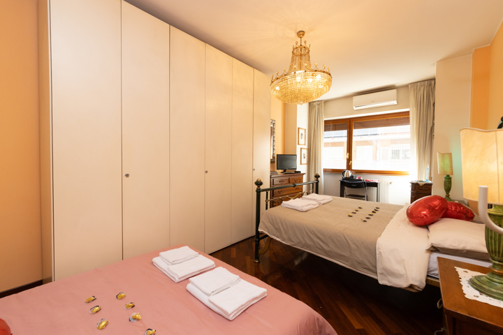 Historic Rome Apartment: 3 Bedrooms, Jacuzzi - 37