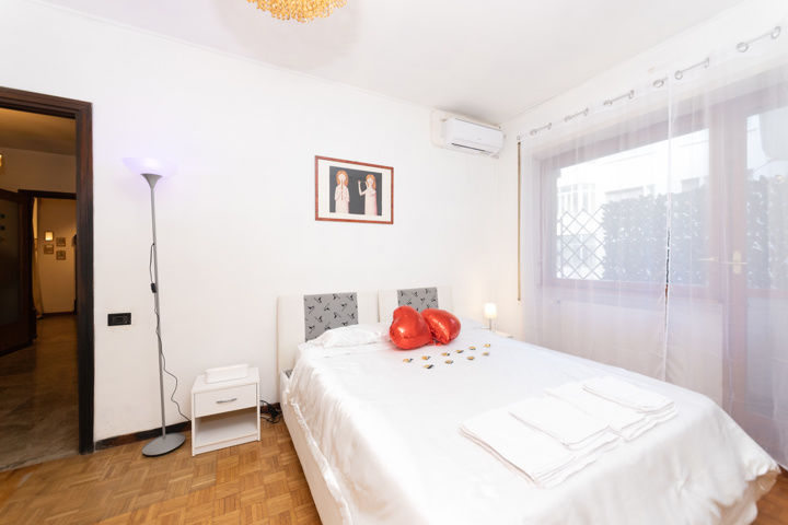 Historic Rome Apartment: 3 Bedrooms, Jacuzzi - 49