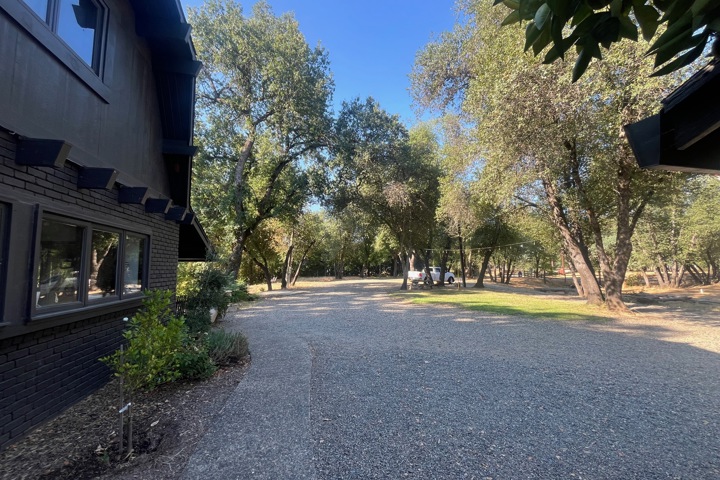 Country House on 3 Acres with Creek - 1