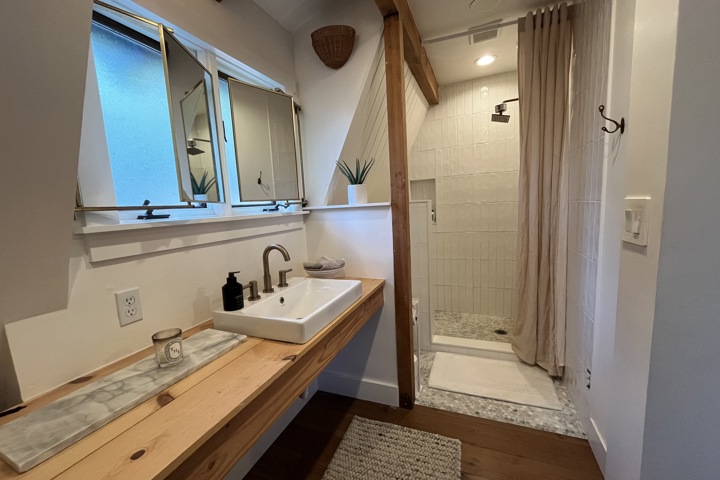 Country House on 3 Acres with Creek - 10