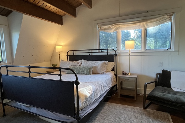 Country House on 3 Acres with Creek - 9