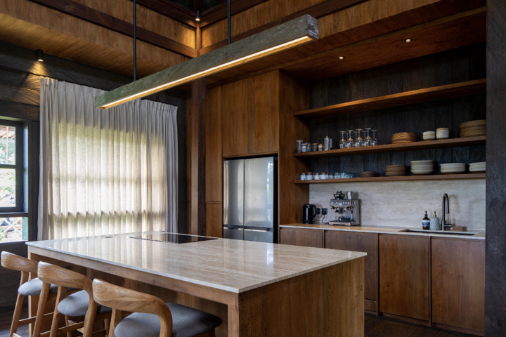 Wooden villa overlooking the ocean - 1