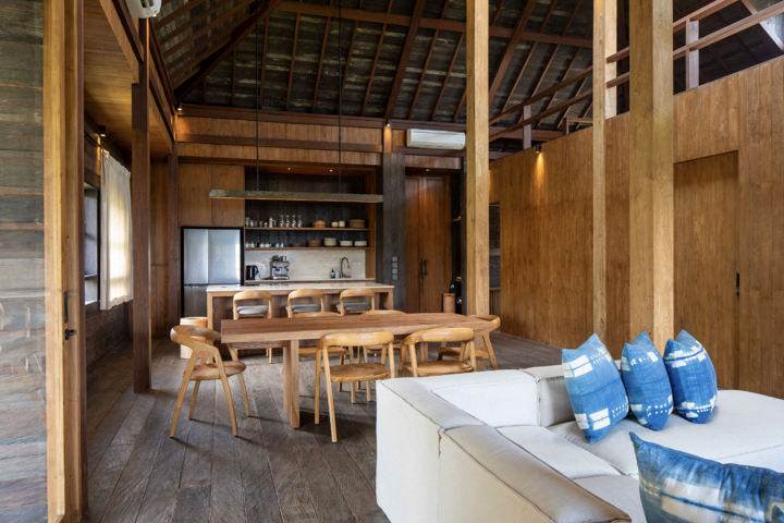 Wooden villa overlooking the ocean - 2