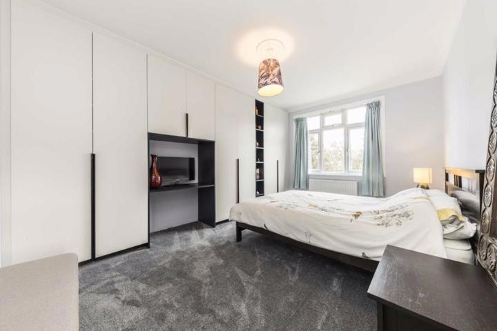 Leafy London Home - 4