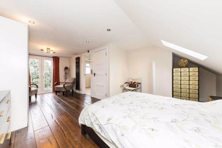 Leafy London Home - 5