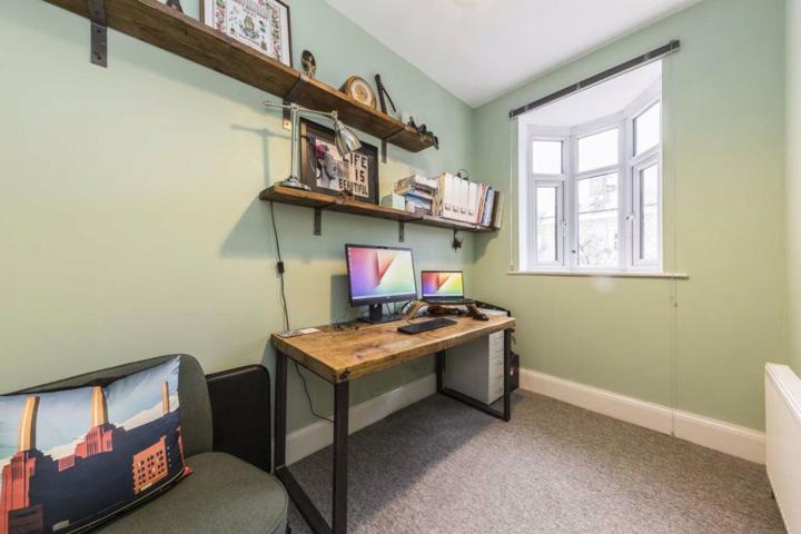 Leafy London Home - 7