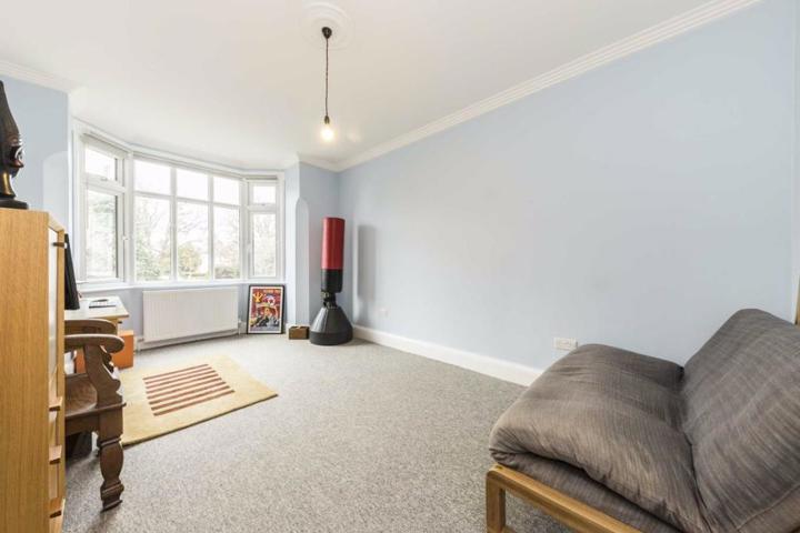 Leafy London Home - 8