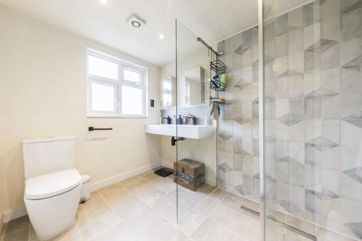 Leafy London Home - 9