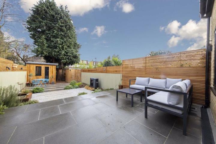 Leafy London Home - 10