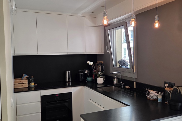 Stylish Parisian Flat with Sunny Balcony - 3