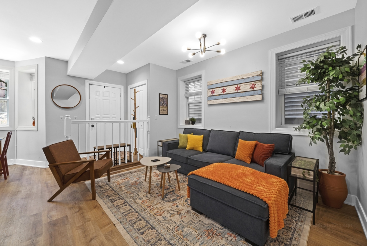 Charming Lakeview Oasis (parking included)