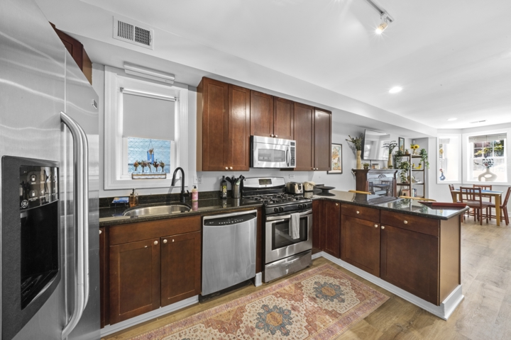 Charming Lakeview Oasis (parking included) - 2