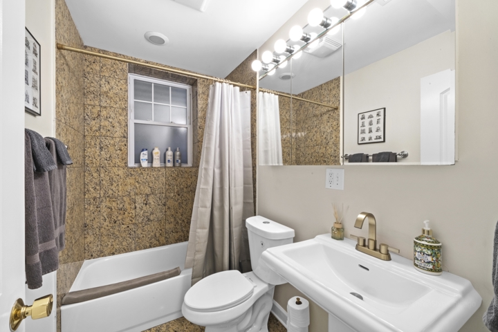 Charming Lakeview Oasis (parking included) - 8