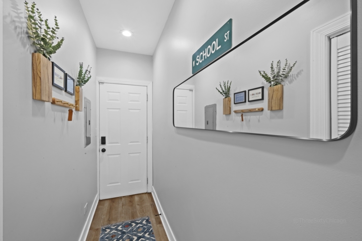 Charming Lakeview Oasis (parking included) - 10