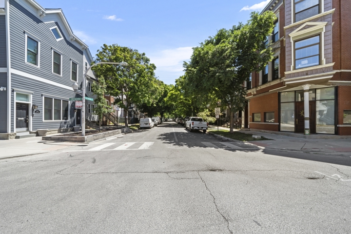 Charming Lakeview Oasis (parking included) - 11