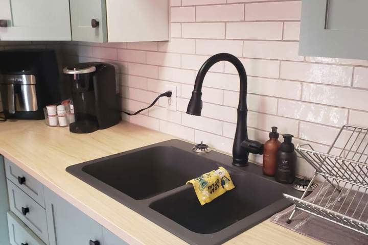 Cozy Mountain Retreat in Canmore – 1 Bedroom + Bon - 2