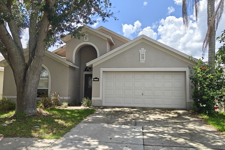 A suburban house in a quiet neighborhood - 9