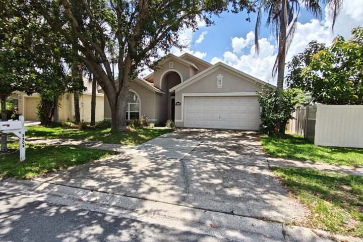 A suburban house in a quiet neighborhood - 10