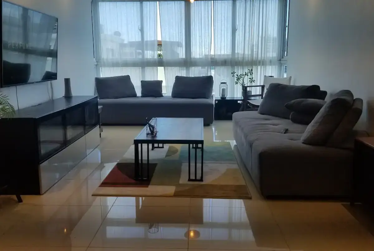 Modern & Stylish 2 level, 3 bedroom PH