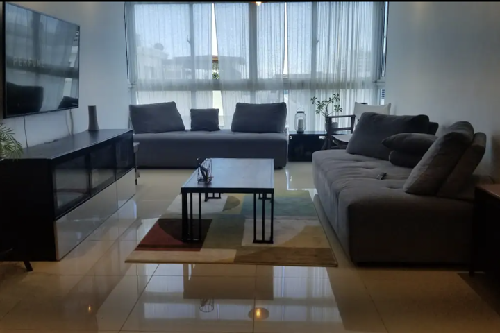 Modern & Stylish 2 level, 3 bedroom PH - 15