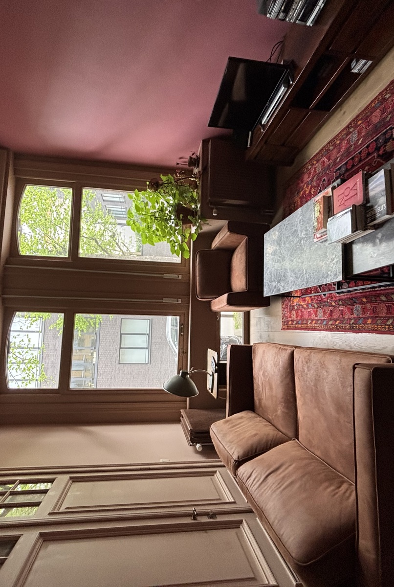 great neighbourhood, great old renovated apartment