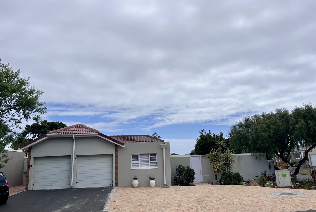 Central family home near popular beaches