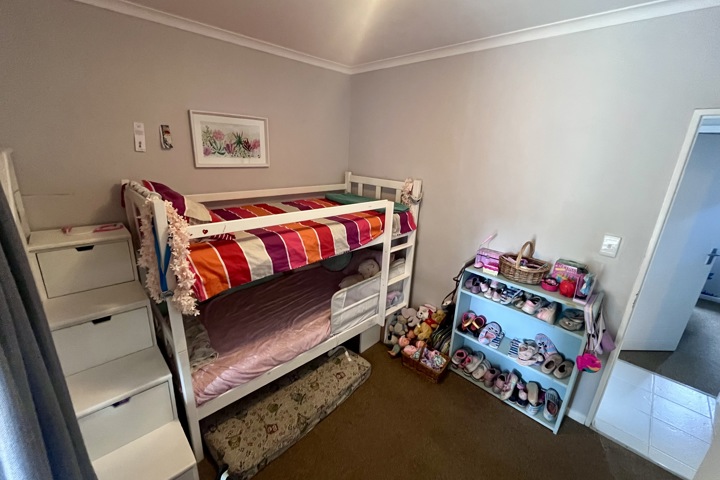 Central family home near popular beaches - 8