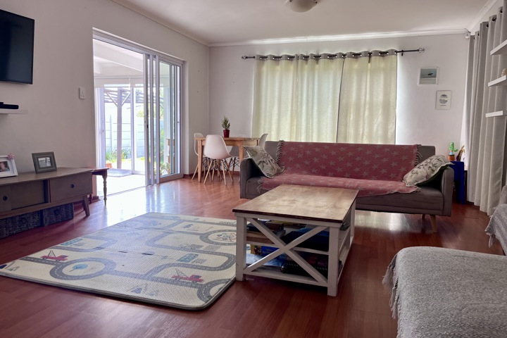 Central family home near popular beaches - 4