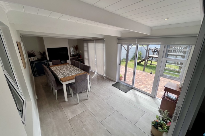 Central family home near popular beaches - 9