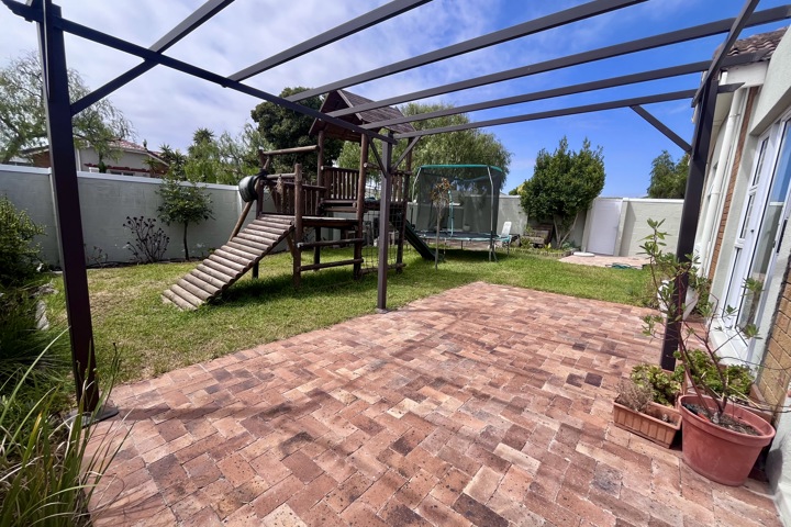 Central family home near popular beaches - 10