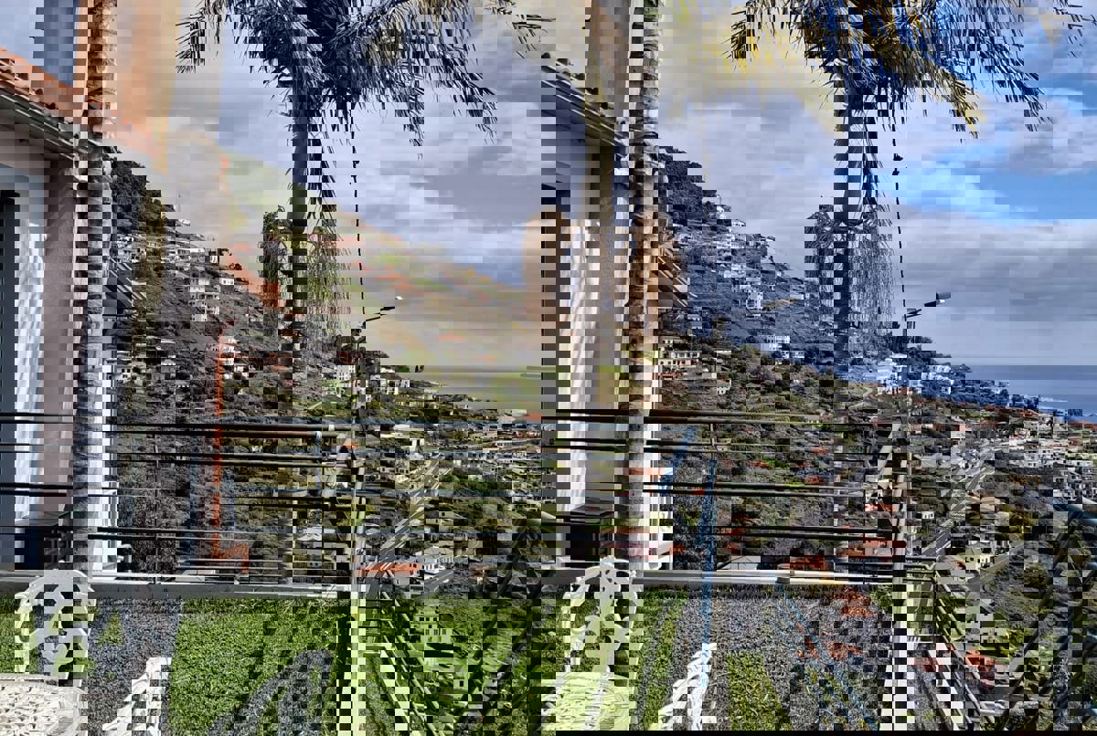 Montain and sea view 2 bedroom flat