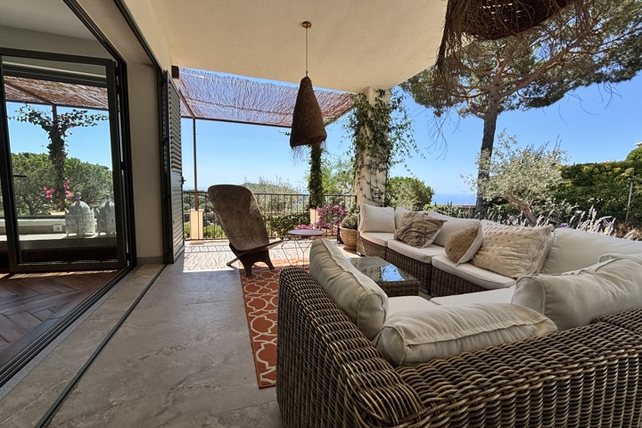 A serene, sunlit design home in Cabrils - 1