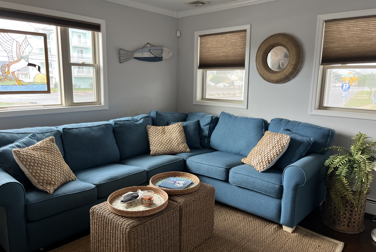 Cute 2 bedroom Cottage 1 block from beach
