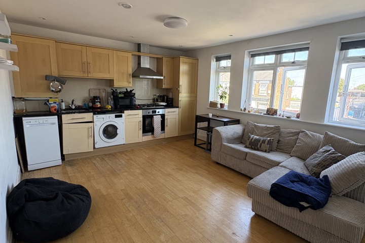 2 Bed Flat in London - 1