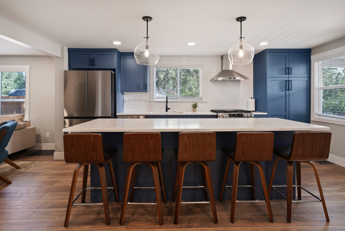 Historic home walking distance to river/food/fun!