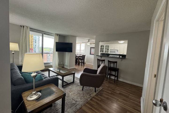 Downtown Riverside Property / 1hr from Banff - 4