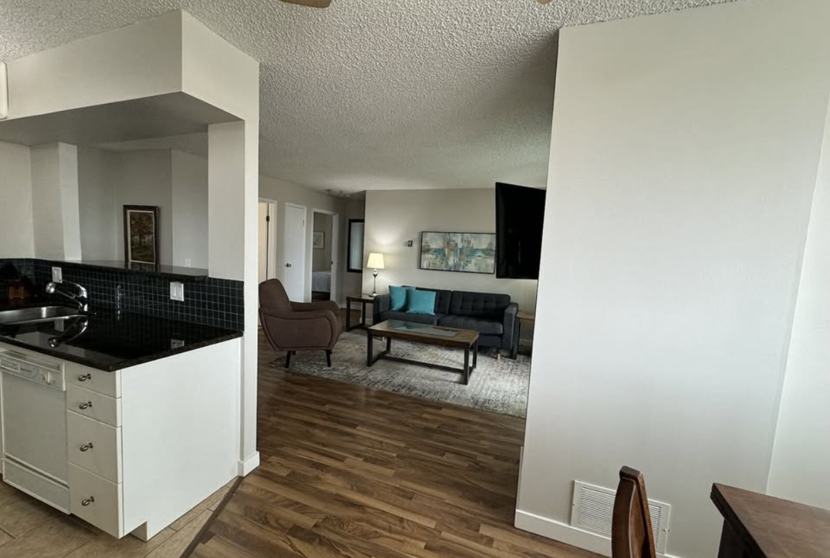 Downtown Riverside Property / 1hr from Banff