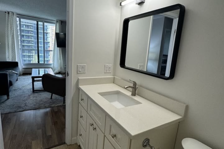 Downtown Riverside Property / 1hr from Banff - 2