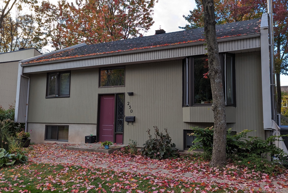 Bungalow with private pool near Quebec City