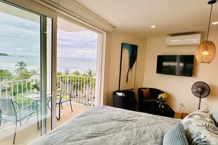 Oceanfront romantic studio, views, beach & pools - 1