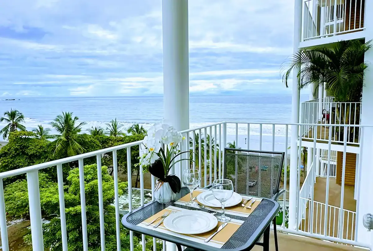 Oceanfront romantic studio, views, beach & pools