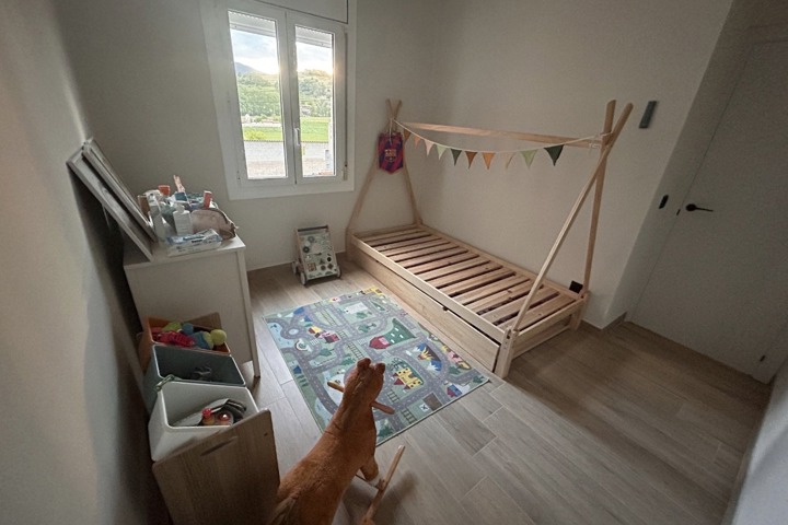 A small and cozy home, with a lovely t - 3