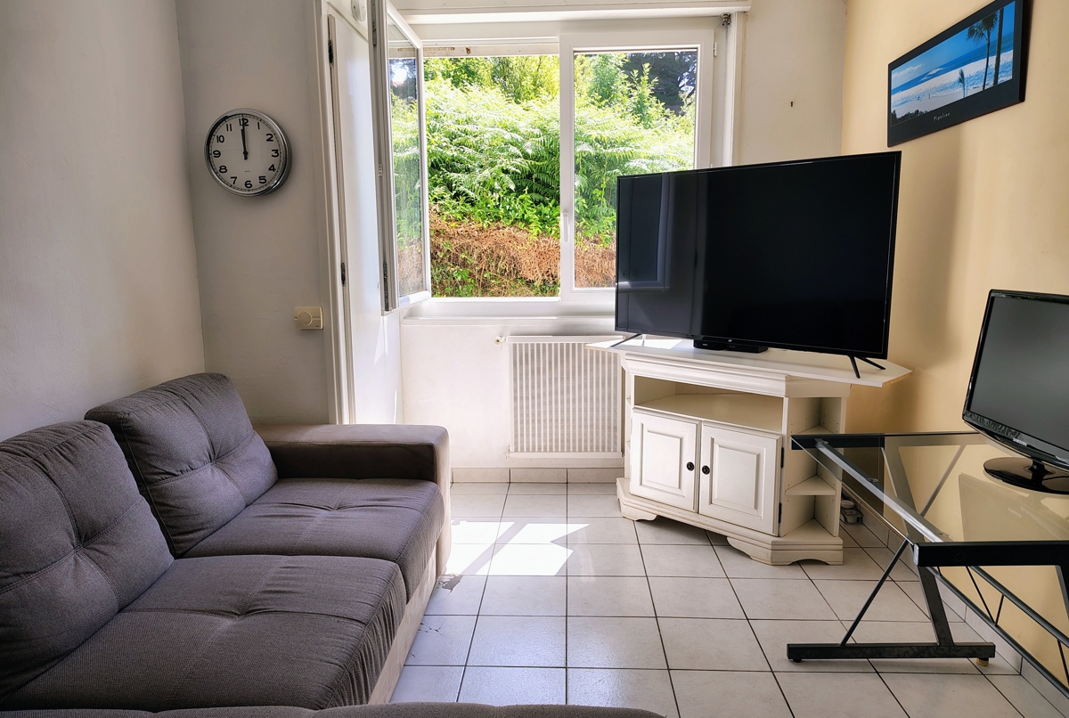 Cozy flat with Spain views, 1 block from beach.