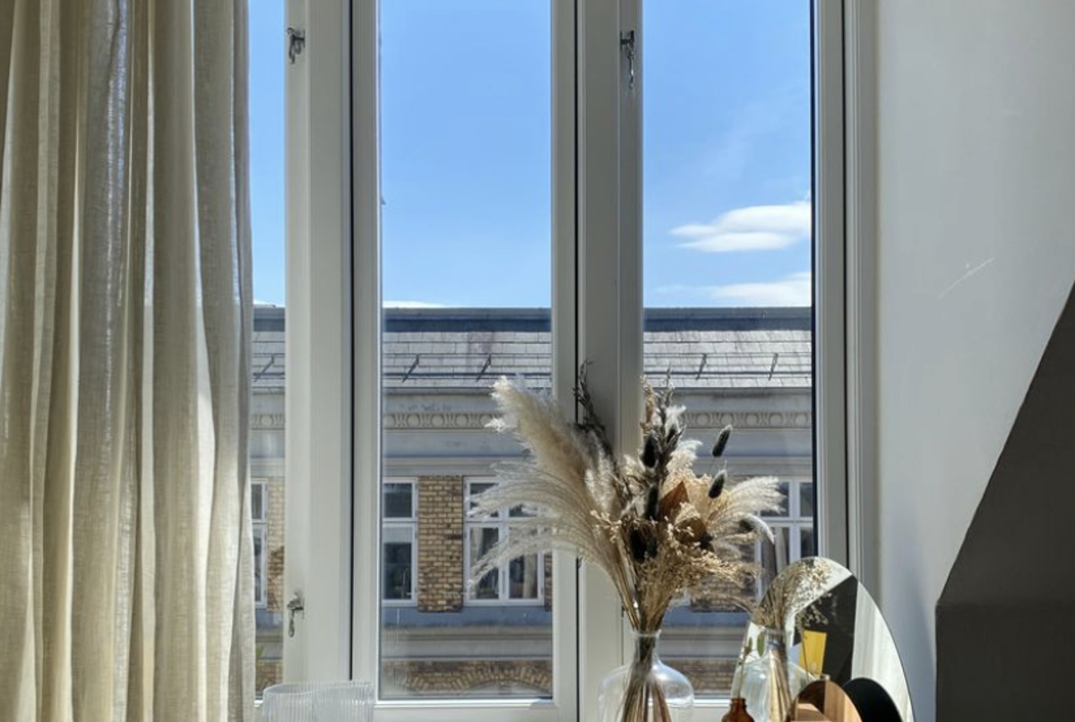 Top Floor in Best Location w. Balcony & Views