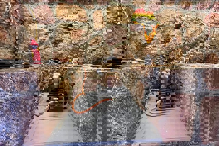 The Carved Rock-entire apartment unit - 5