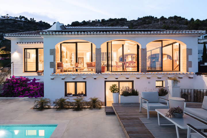 Stunning villa with sea and mountain views - 1