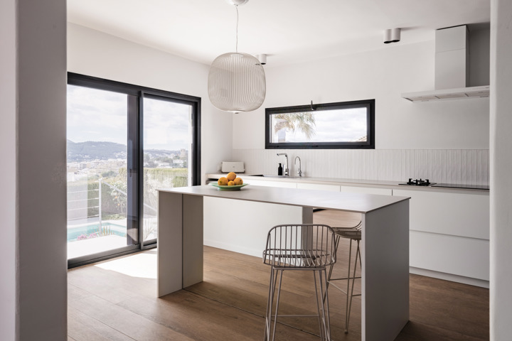 Stunning villa with sea and mountain views - 3