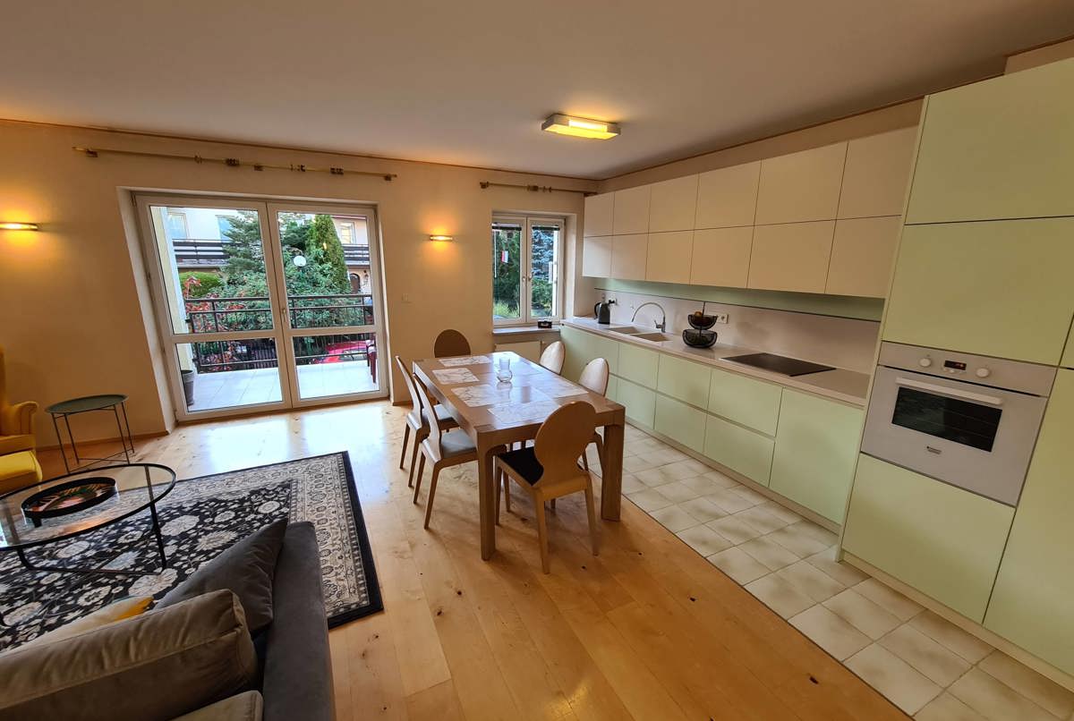 Peaceful Garden Apartment Near the Metro