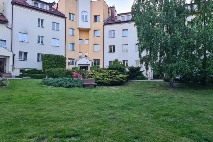 Peaceful Garden Apartment Near the Metro - 5